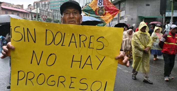 Los dólares escasean en la economía boliviana. (GETTY IMAGES / BBC)