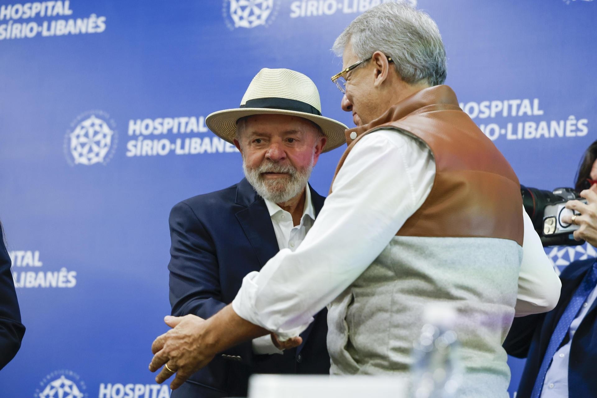 El presidente brasileño, Luiz Inácio Lula da Silva, saluda a un médico a su llegada a una rueda de prensa en el Hospital Sirio Libanés este domingo, en São Paulo. (Foto: EFE)