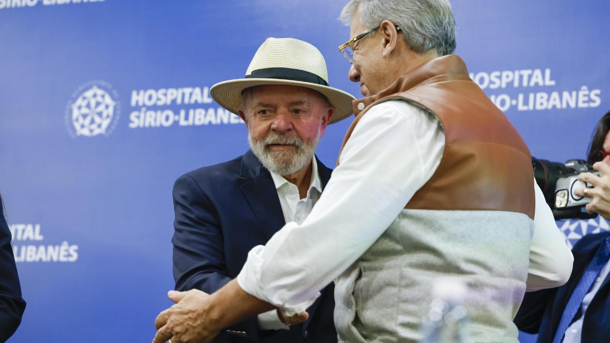 El presidente brasileño, Luiz Inácio Lula da Silva, saluda a un médico a su llegada a una rueda de prensa en el Hospital Sirio Libanés este domingo, en São Paulo. (Foto: EFE)