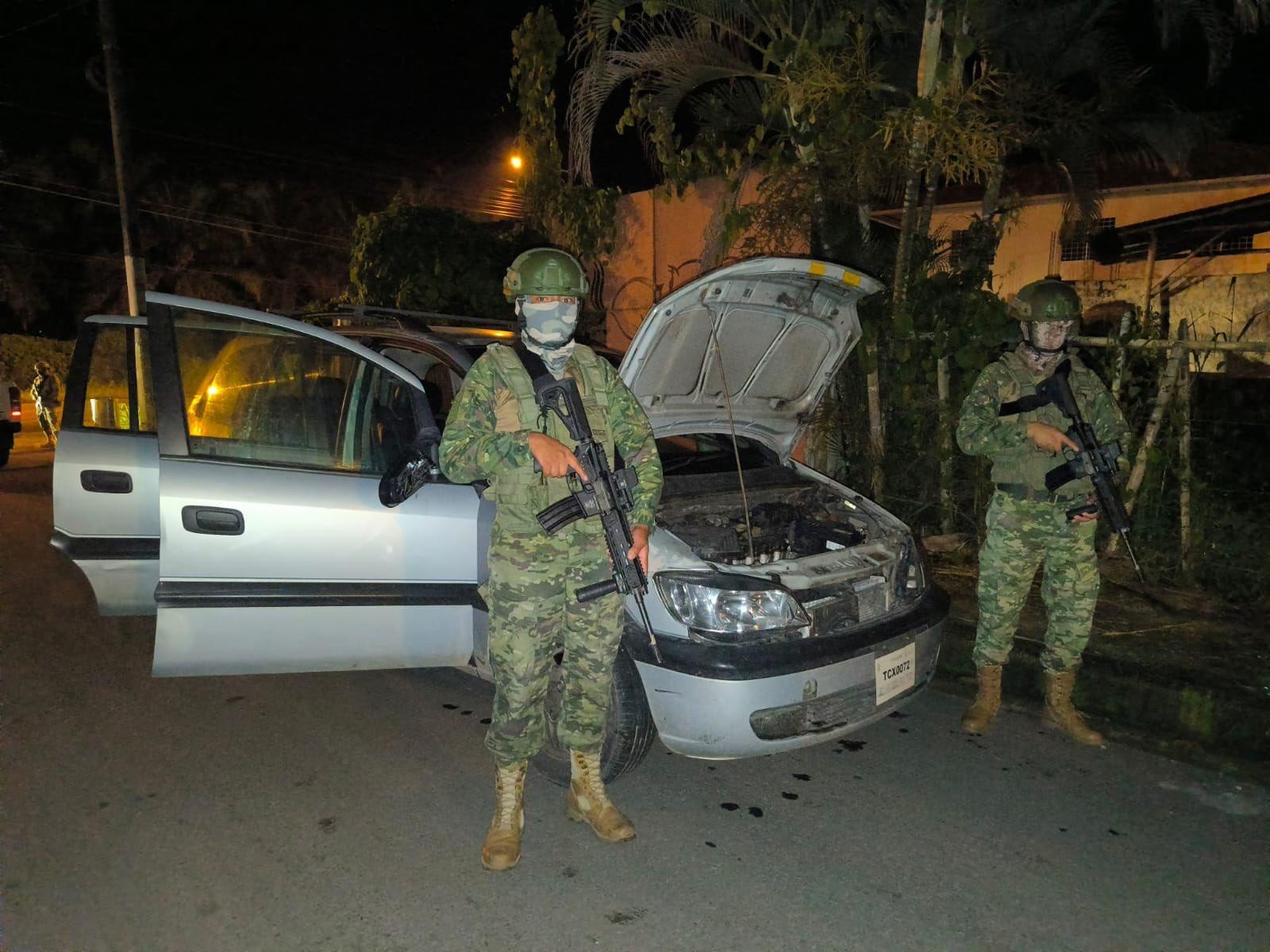 Los militares acompañaron el mensaje con fotografías en las que se aprecia a los dos vehículos registrados que, según las gráficas, estaban en zonas con inmuebles alrededor. (Ejército)