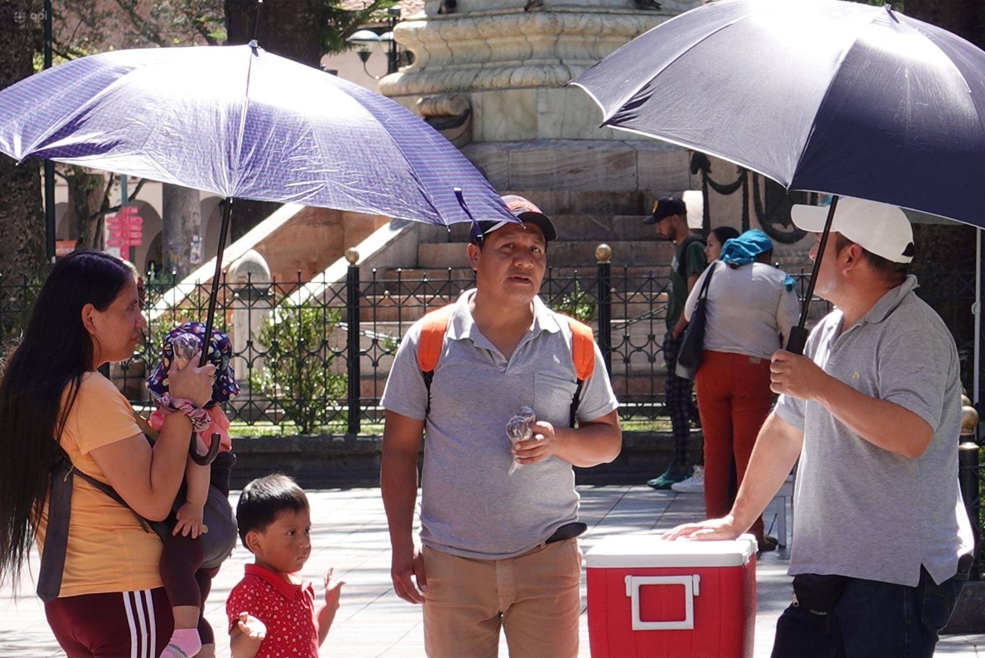 Cuenca. La gente se protege del sol con sombrillas. (API)