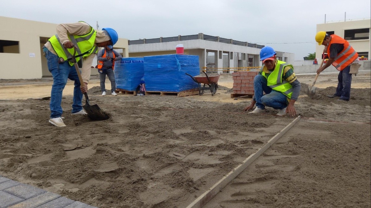 Imagen de archivo. En Ecuador, apenas un 36 % de la población tiene trabajo adecuado, es decir, gana al menos el sueldo básico (460 dólares), está afiliado a la seguridad social y goza de beneficios de ley. (API)