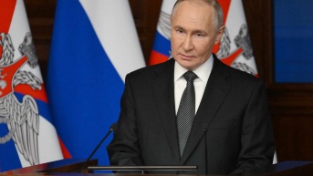 El presidente de Rusia, Vladímir Putin, pronuncia un discurso en una reunión ampliada de la Junta del Ministerio de Defensa ruso en el Centro de Control de la Defensa Nacional en Moscú. (GRIGORY SYSOY/AFP)