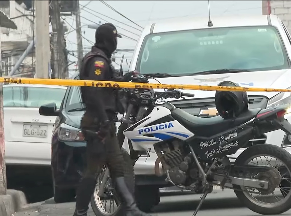 Imagen de un policía en un operativo tras el asesinato de una persona en el noroeste de Guayaquil. Foto de archivo. (Televistazo)