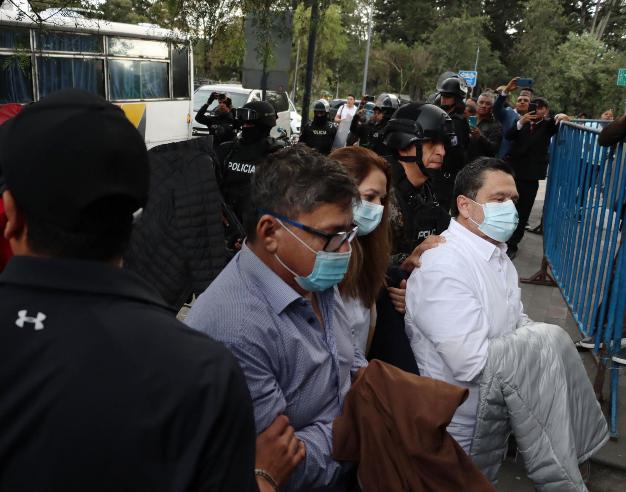 Procesados en el caso Purga cuando fueron trasladados a la Unidad de Flagrancia en Quito, el 4 de marzo de 2024. (API)