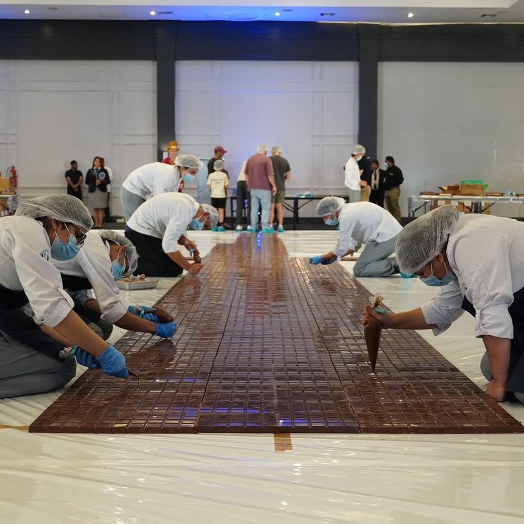 Varias instituciones y personalidades se unieron para romper el récord Guinness de la barra de chocolate más grande del mundo, en Guayaquil. (Instagram / @laescueladeloschefs)
