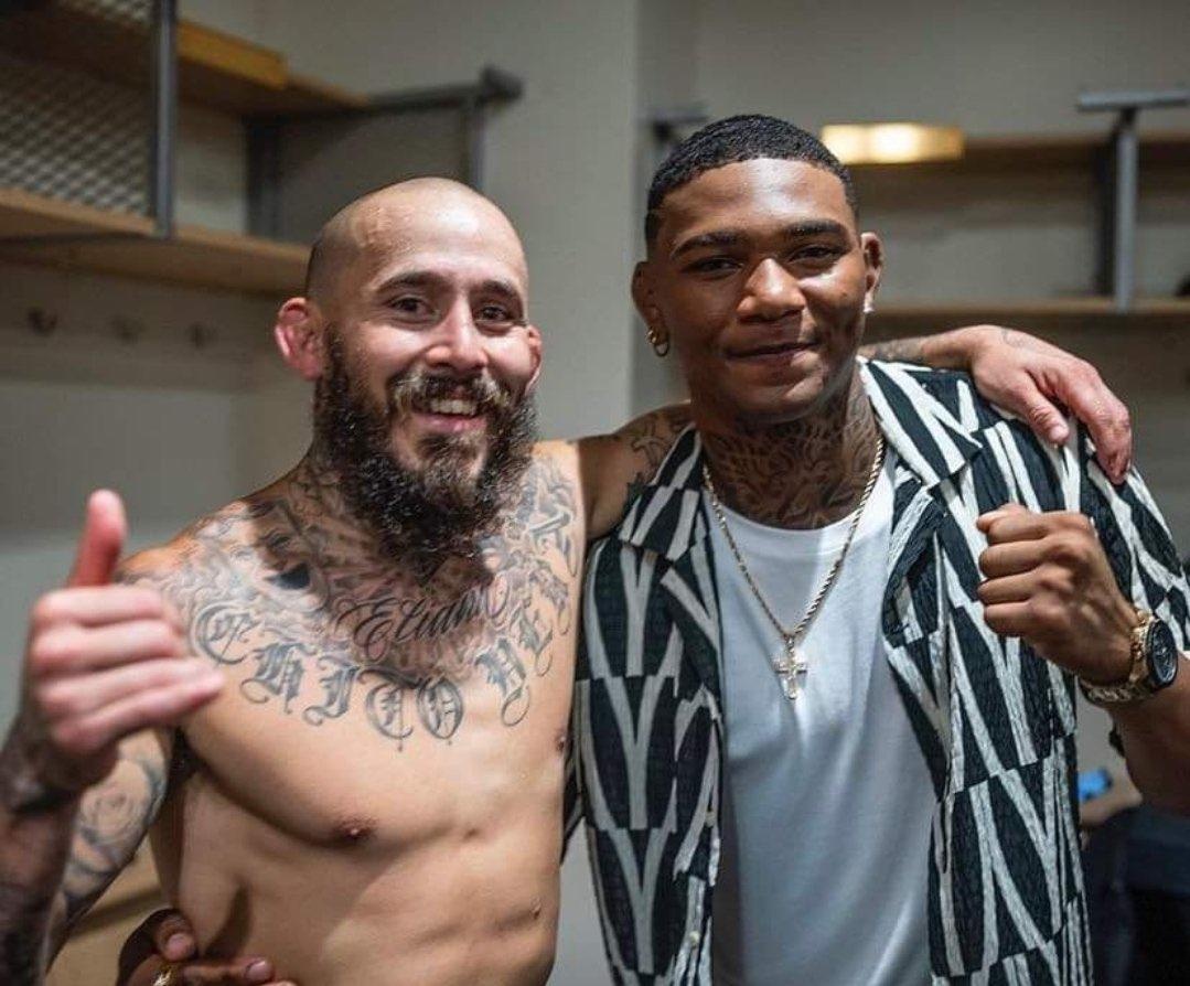 Chito Vera (i) y Michael Morales (d) pelean en la UFC. (Internet)