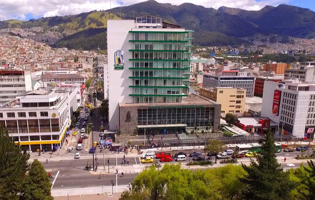 El edificio del Instituto Ecuatoriano de Seguridad Social en la avenida 10 de Agosto y Bogotá. (Cortesía)