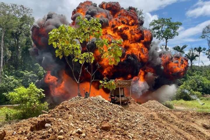 Fotografía cedida por la Policía Nacional de Colombia, que muestra la destrucción de maquinaria utilizada en minería ilegal en una zona rural en Colombia. (Policía Nacional de Colombia / EFE)