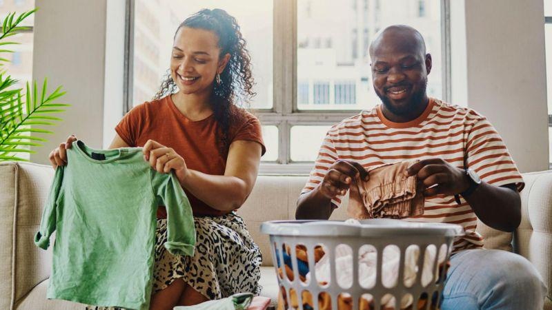 En todo el mundo, las mujeres dedican de media tres veces más tiempo que los hombres a las tareas domésticas. (Foto: BBC)