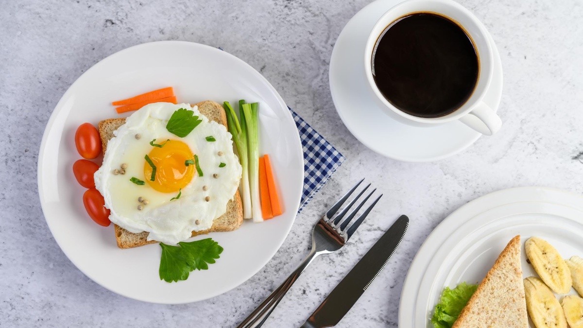 Los huevos y el café forman parte de los desayunos de muchas personas alrededor del mundo. (Freepick)