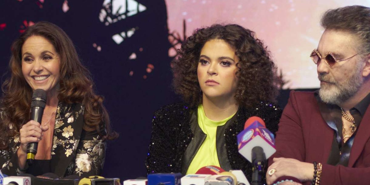 Lucerito junto a sus padres, Lucero y Manuel Mijares. (RRSS)