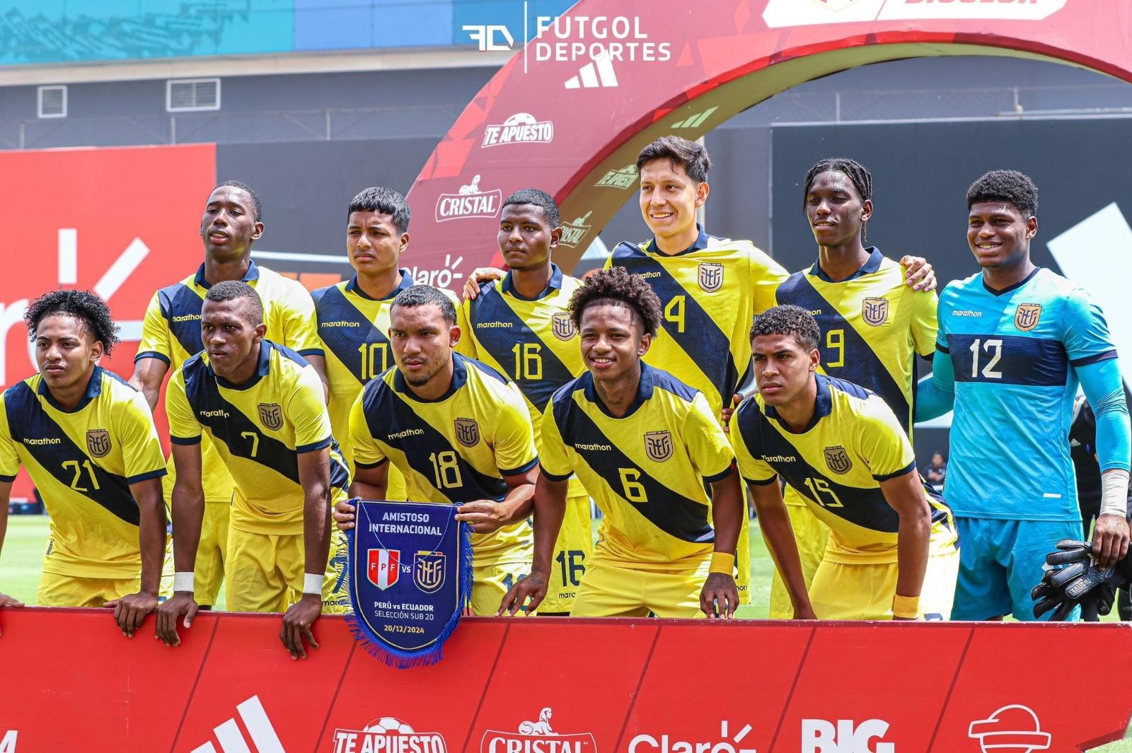 Jugadores de ambas selecciones disputando el balón. (FEF)