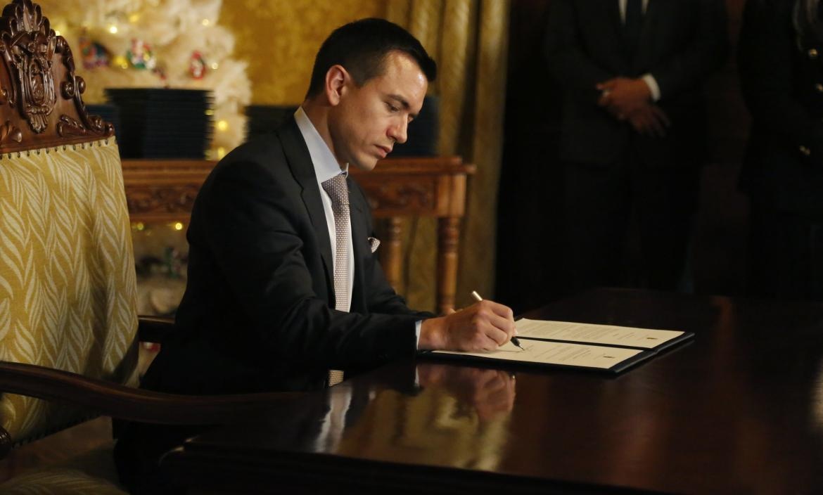 Imagen referencial del presidente Daniel Noboa, durante la firma de decretos. (Foto: Presidencia)