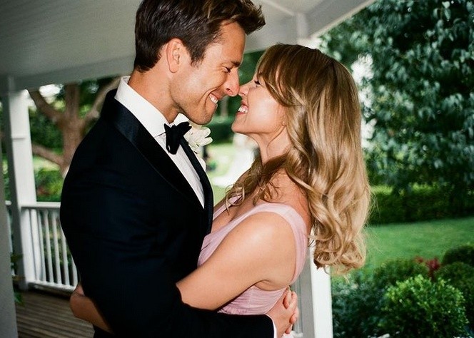 La actriz Syney Sweeney y el actor Glen Powell en la película Con todos menos contigo (Cuenta de Instagram: @anyonebutyoumovie)