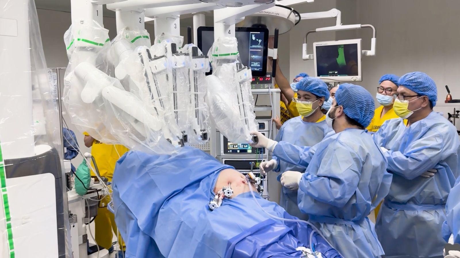 En el Hospital de Especialidades Teodoro Maldonado Carbo, desde el 19 de abril de 2024, se realizan cirugías con la ayuda del robot Da Vinci, usando tecnología de última generación. (Cortesía)