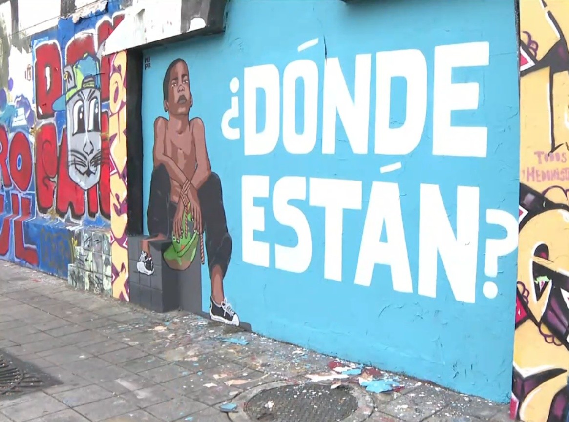 Un mural en las calles Loja y Rocafuerte, centro de Guayaquil, con la leyenda "¿Dónde están? con la imagen de uno de los cuatro niños desaparecidos en el sur de Guayaquil, el pasado 8 de diciembre. (Televistazo)