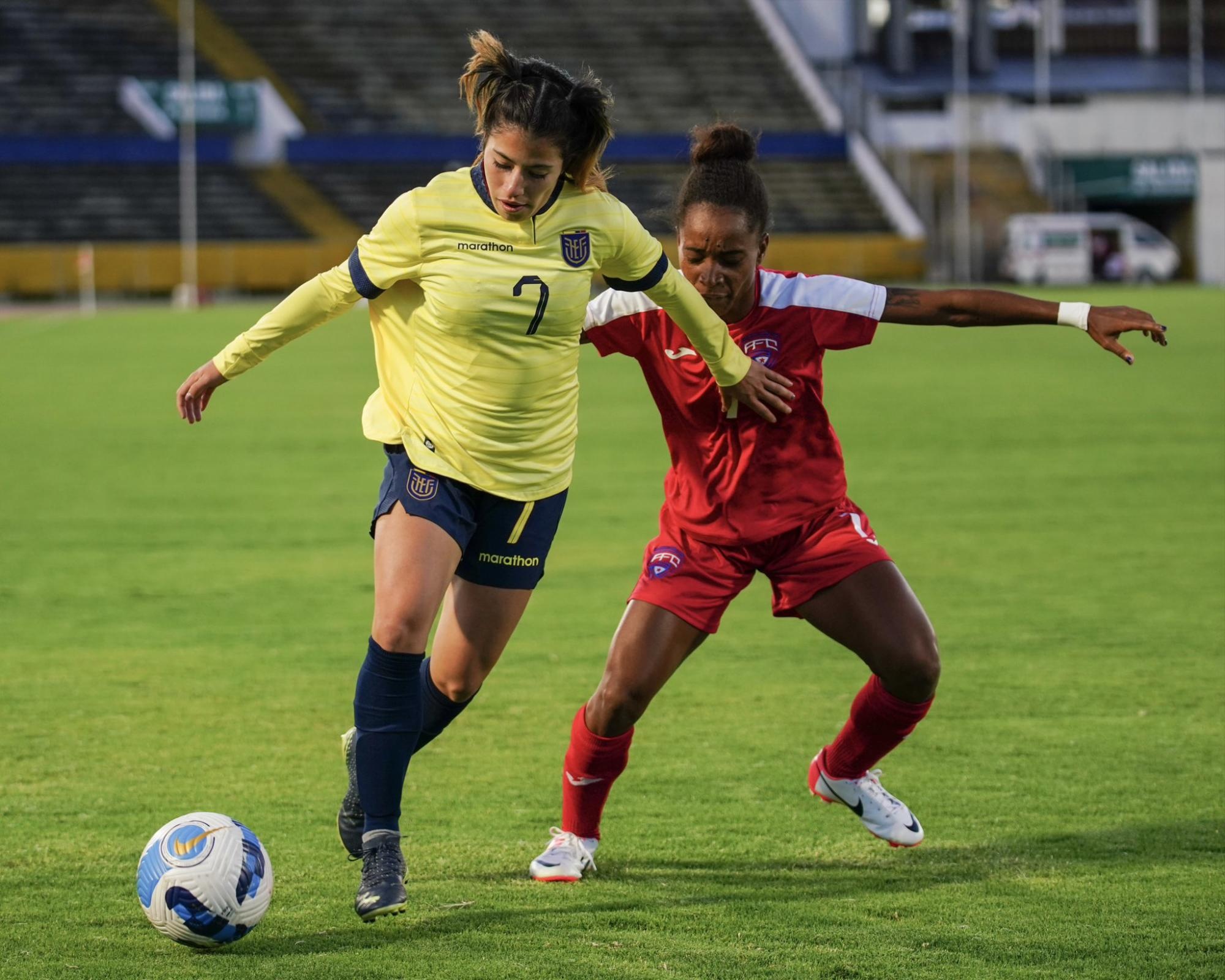 Archivo Emily Arias práctica con La Tri. (La Tri)