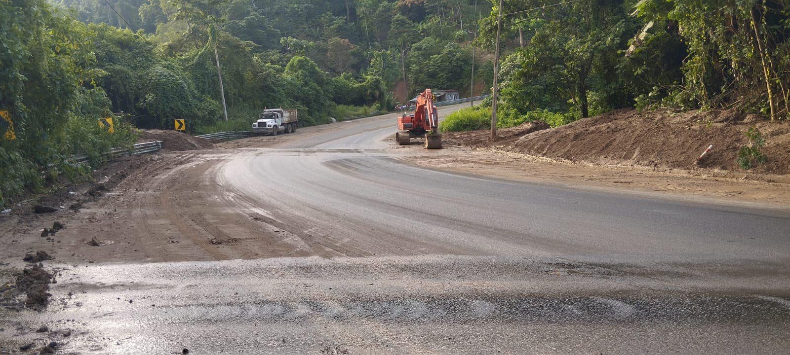 En Esmeraldas se realizan trabajos de limpieza en las vías. (MTOP)
