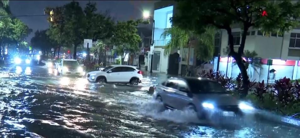 Imagen de calles anegadas en Urdesa, norte de Guayaquil. (Televistazo en la Comunidad)