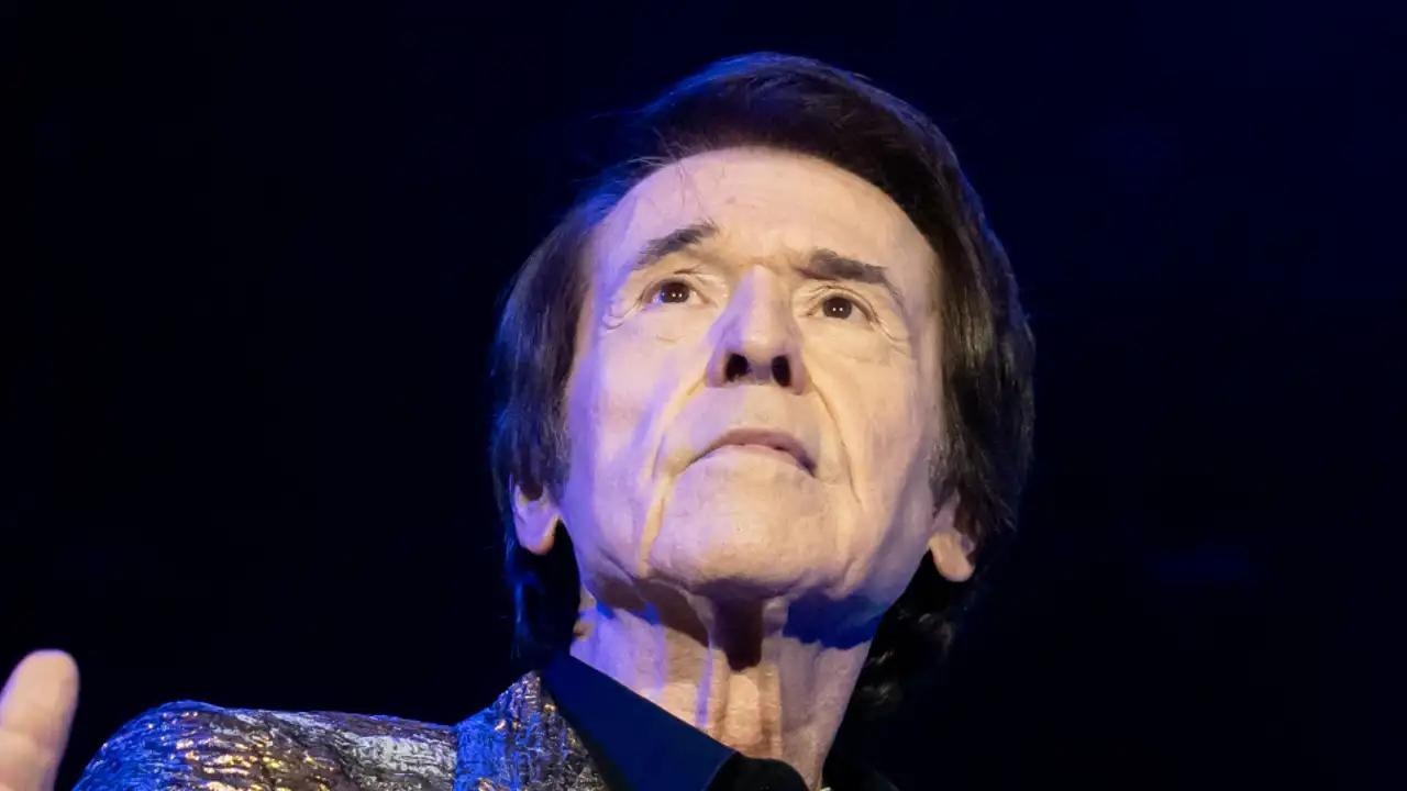 Raphael es un icónico cantante español conocido por su potente voz, sus apasionadas interpretaciones y su larga trayectoria musical que abarca décadas. Ha grabado numerosos álbumes, realizado innumerables conciertos a nivel mundial y es considerado una de las figuras más importantes de la música en español. (RRSS)