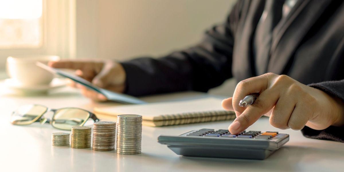 Imagen referencial del cálculo de impuestos. (Foto: Canva)