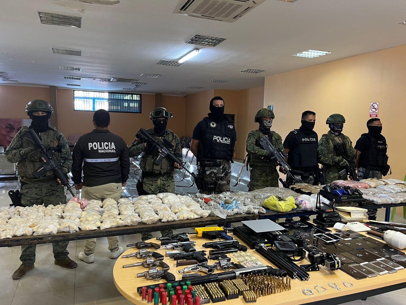 Droga, armas, municiones y otros artículos prohibidos se decomisan en operativos realizados a escala nacional. (Foto: FF.AA.)