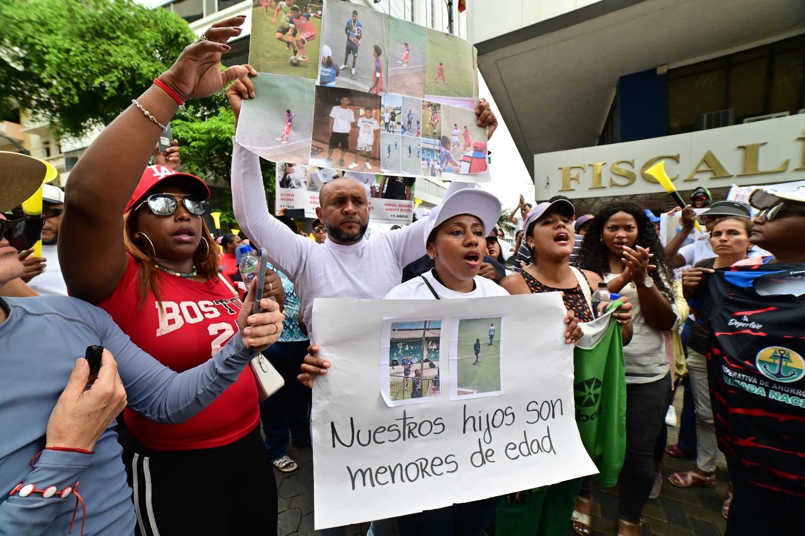 Imagen de la protesta de los padres de los menores desaparecidos en Guayaquil frente a la Fiscalía de la Merced, el pasado 23 de diciembre. (AFP)