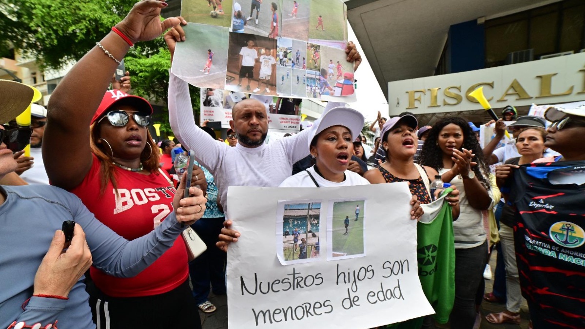 Imagen de la protesta de los padres de los menores desaparecidos en Guayaquil frente a la Fiscalía de la Merced, el pasado 23 de diciembre. (AFP)