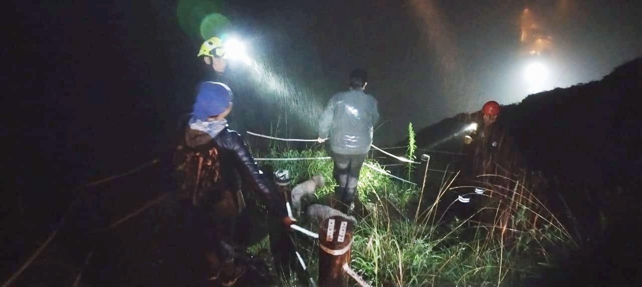 Momento en el que los rescatistas llegaron al cerro Puñay para buscar a los excursionistas. (Cortesía del ECU 911)