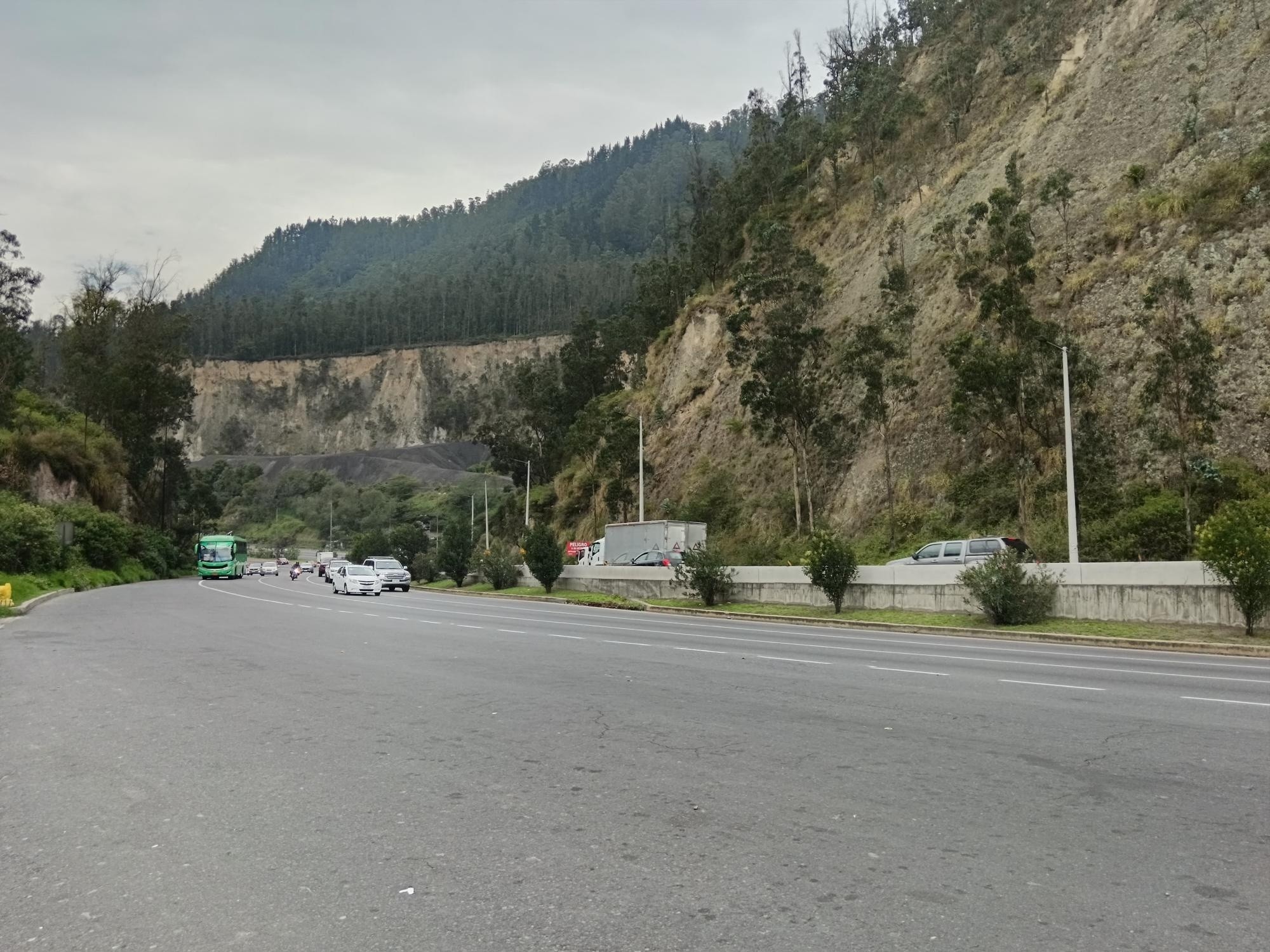 Movimiento vehicular en la avenida Simón Bolívar la mañana de este viernes 27 de diciembre. (Cortesía)