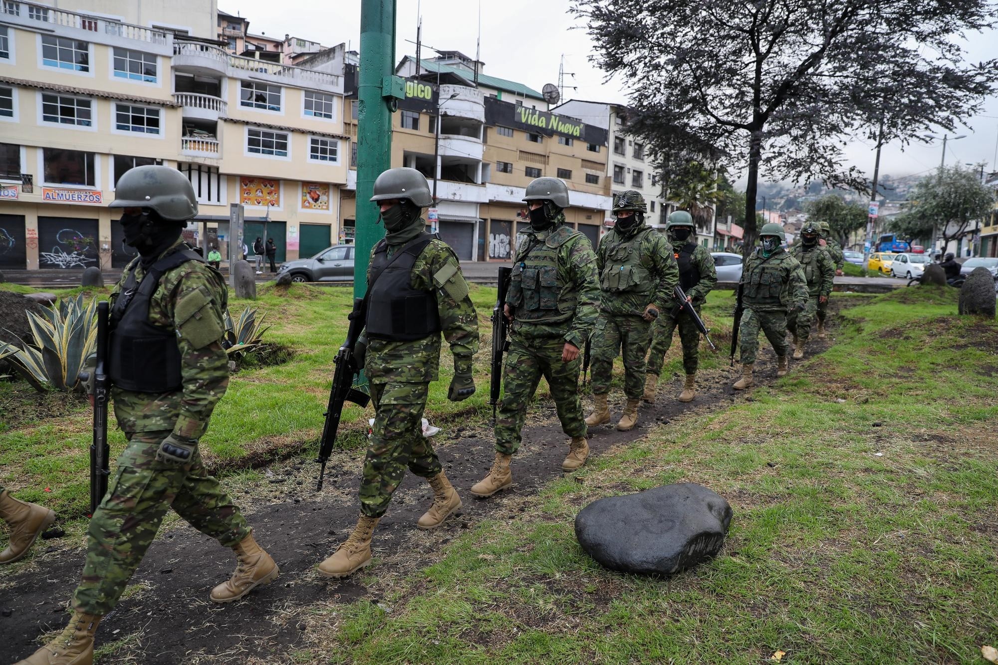 Militares participan en un operativo de control en Quito. (José Jácome / (EPA) EFE)