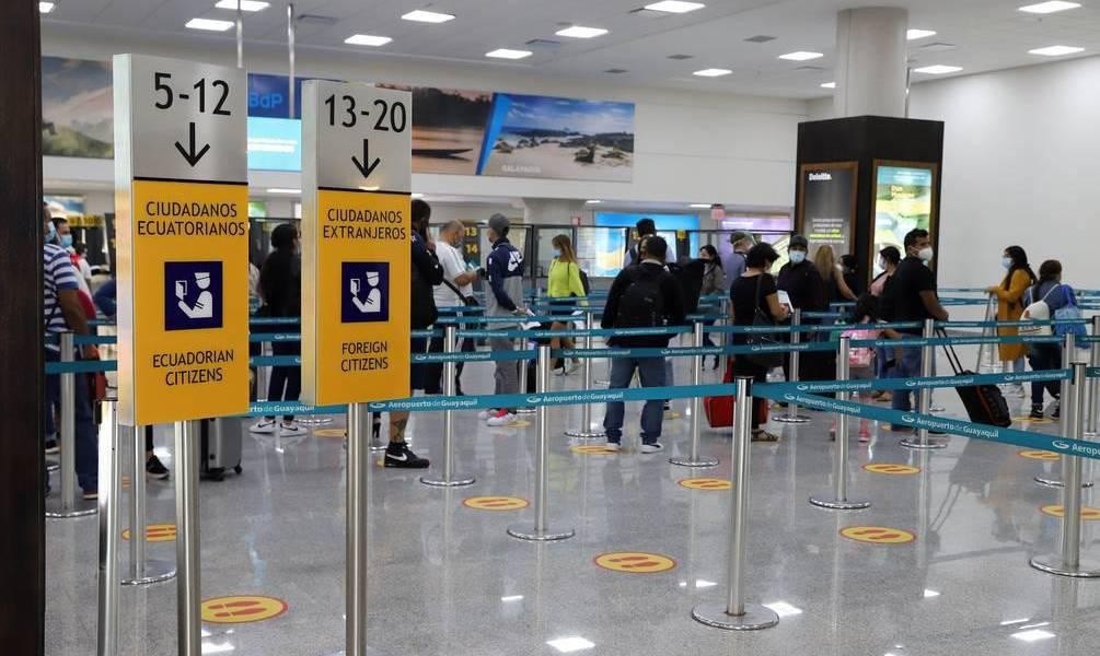 Pasajeros en el aeropuerto de Guayaquil. (Cortesía)