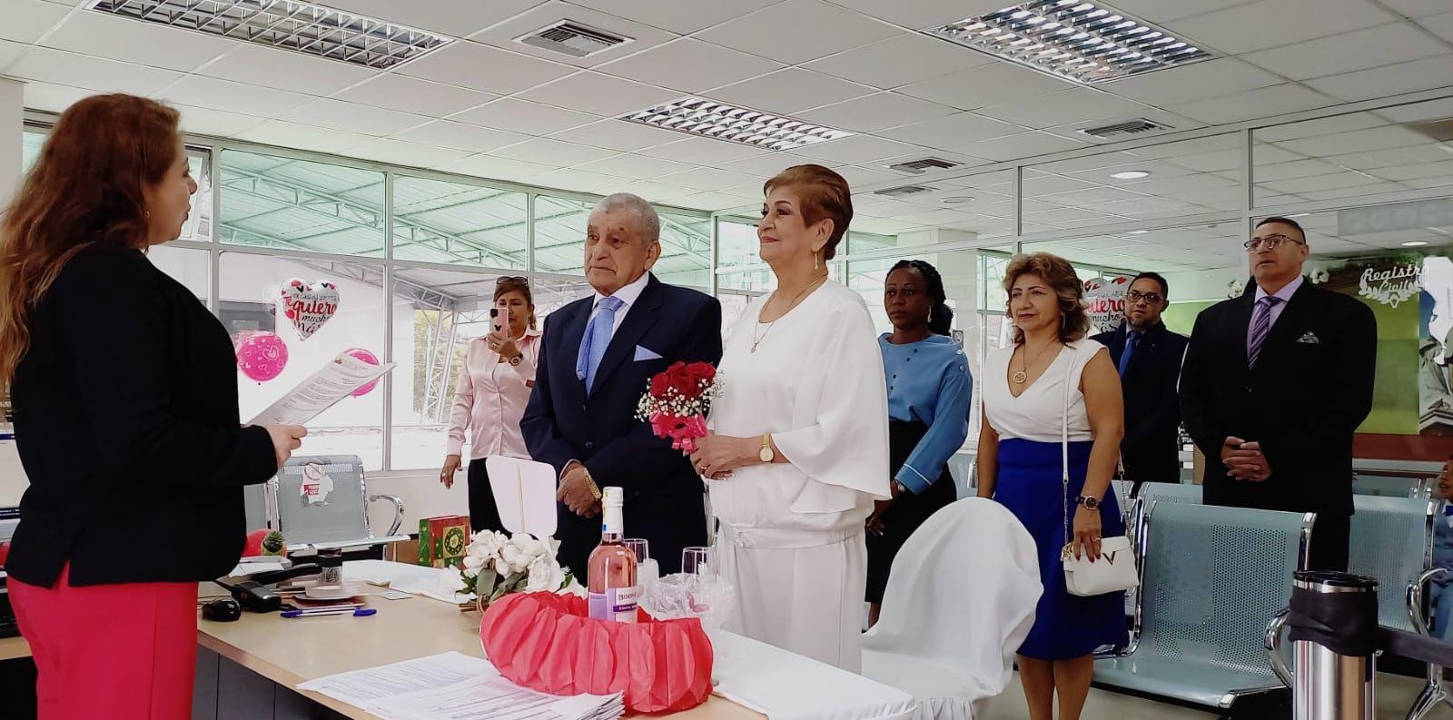 Una pareja que contrajo nupcias en Quito. (Cortesía del Registro Civil.)