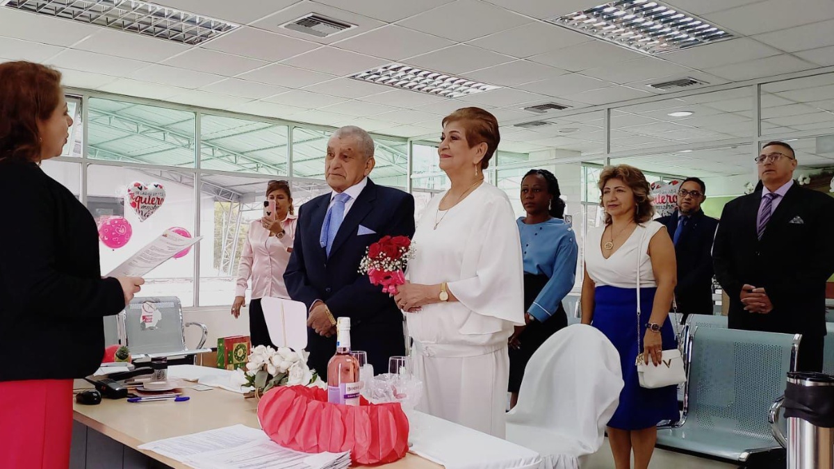 Una pareja que contrajo nupcias en Quito. (Cortesía del Registro Civil.)