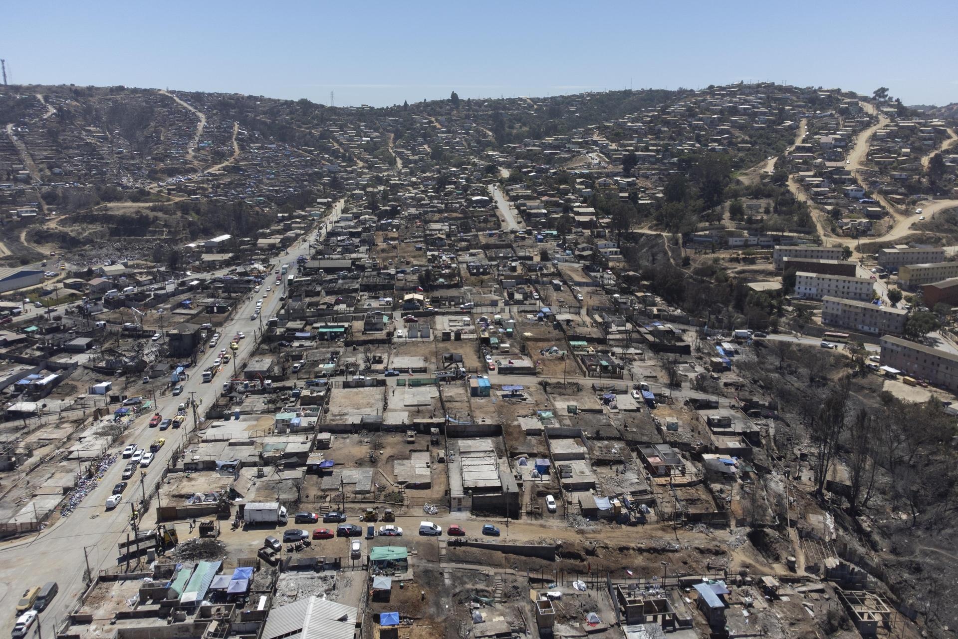 Fotografía de archivo que muestra, un sector de Villa Independencia, afectado por los incendios forestales de Viña del Mar. (Foto: EFE)