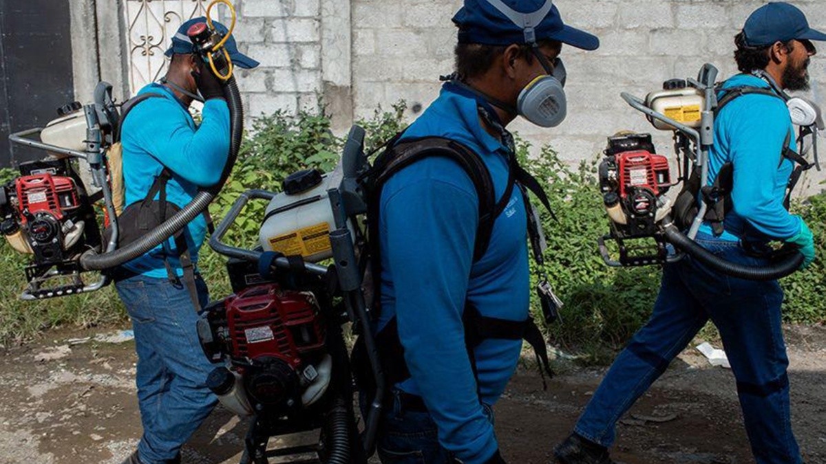 Una brigada de fumigadores del Municipio de Guayaquil recorren barrios de la ciudad. (Redes sociales)