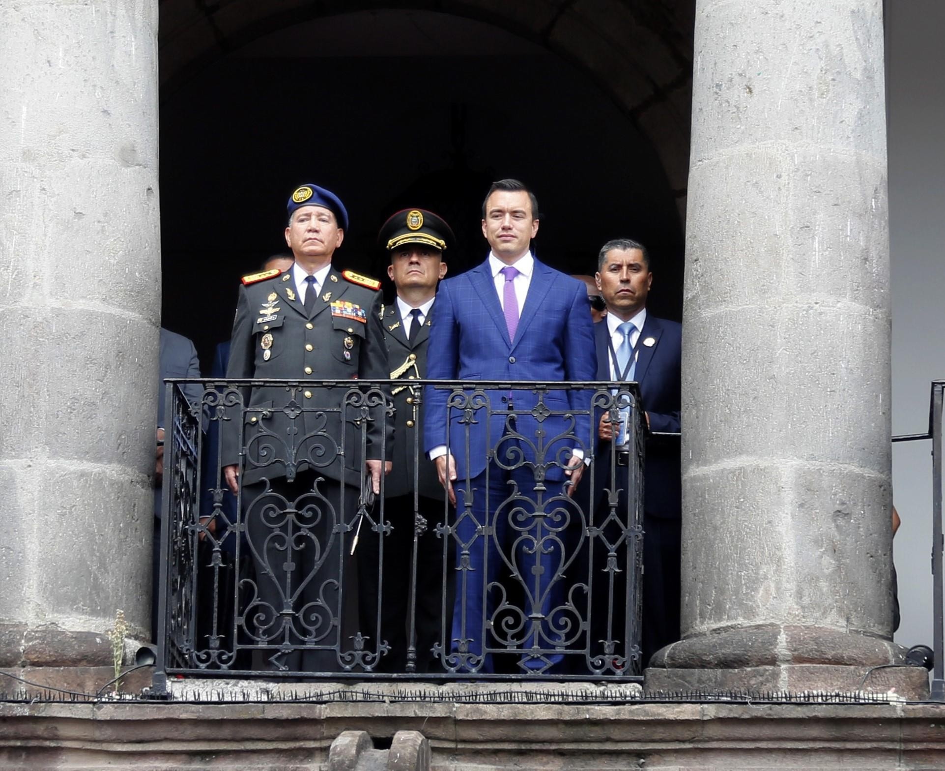 El presidente Daniel Noboa junto a escolta militar en el Palacio de Carondelet. (Presidencia de la República)