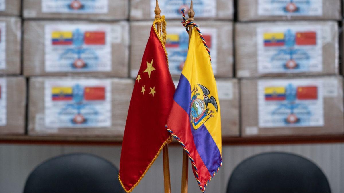 Imagen de las banderas de China y Ecuador juntas. (Archivo)