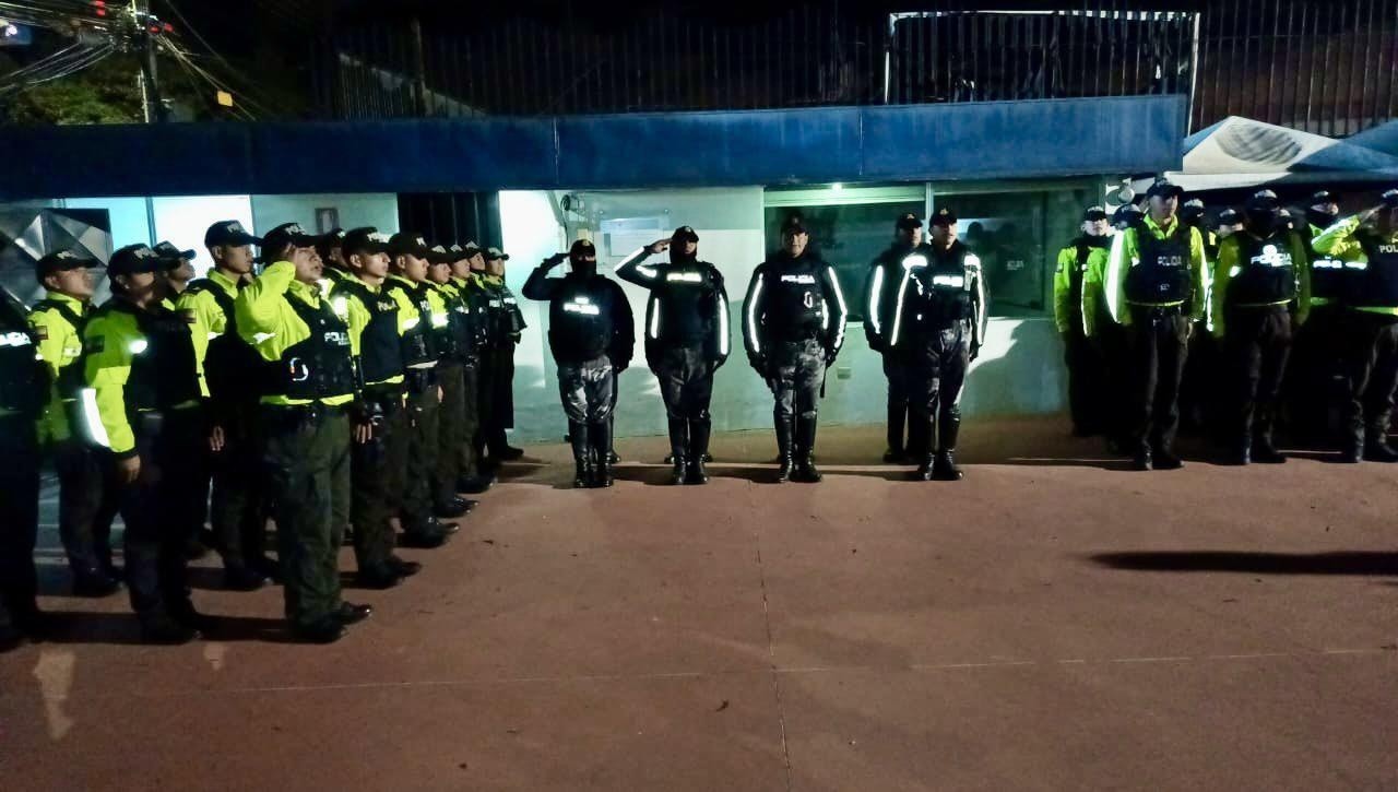 Un grupo de policías antes de intervenir en uno de los centros de rehabilitación social. (Cortesía de la Policía Nacional)
