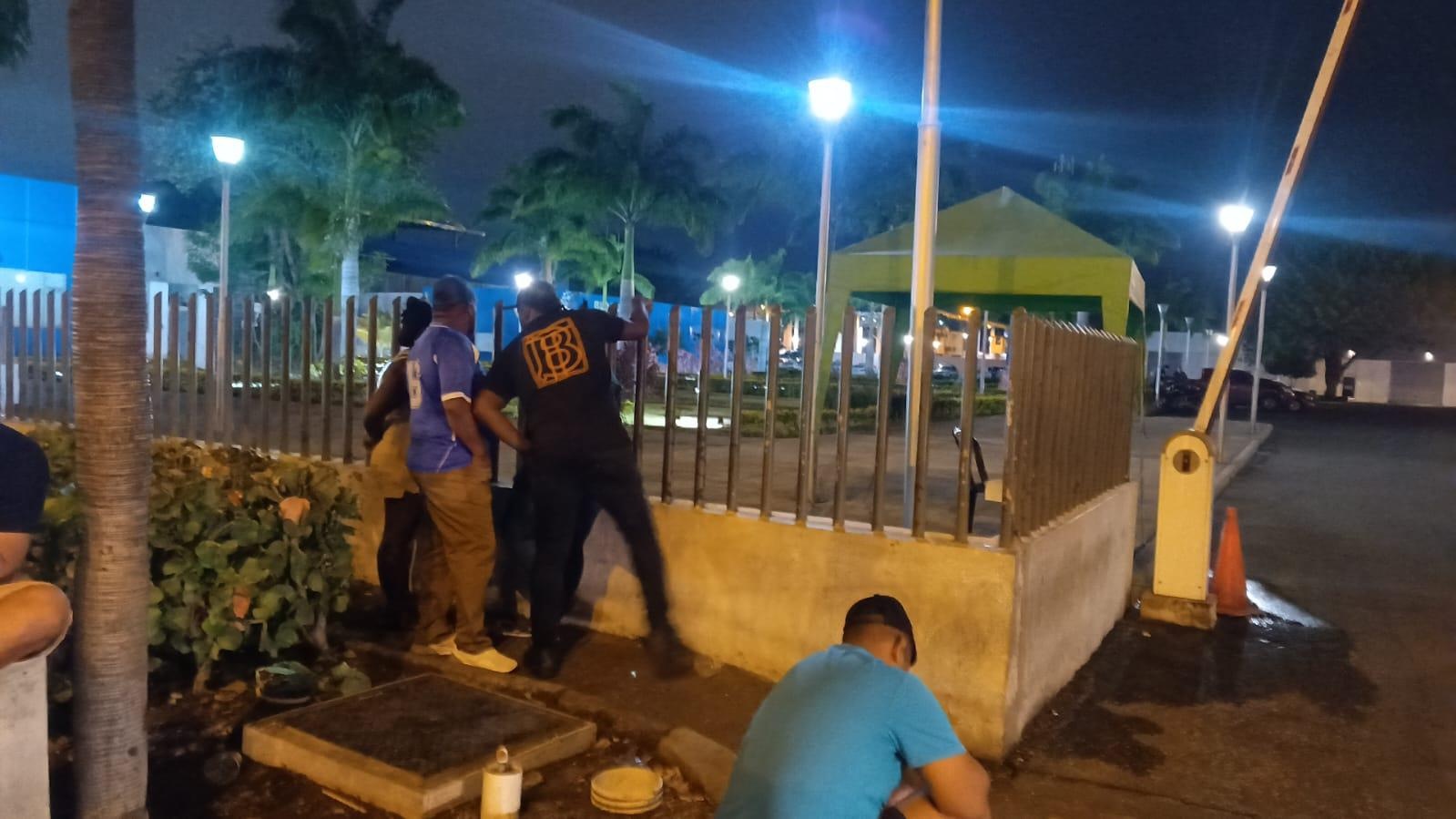 Padres de los cuatro menores de edad acudieron a la morgue para retirar los cuerpos. (Cristiam Banchón - Ecuavisa)