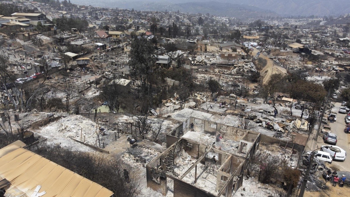Fotografía aérea de archivo que muestra el sector de Achupallas, afectado por incendios forestales de Viña del Mar. (Foto: EFE)