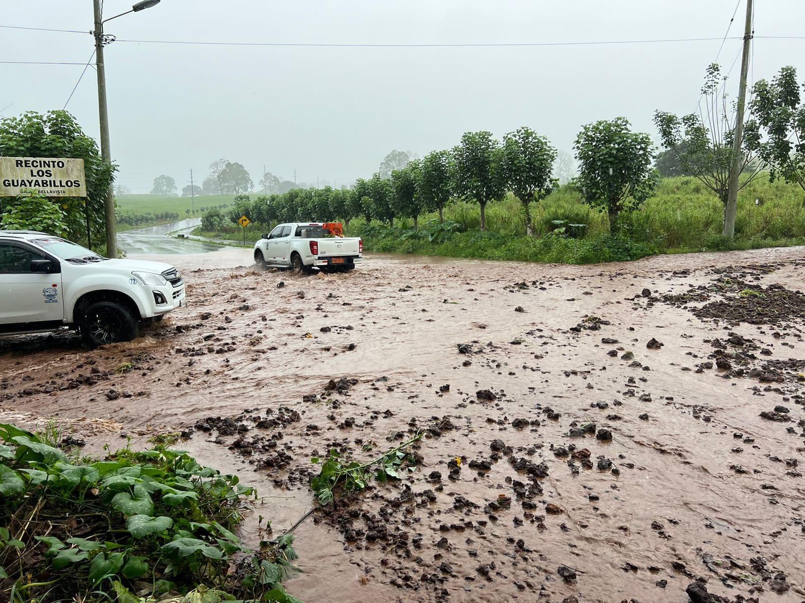 La vía Guayabillos sufrió un deslizamiento de tierra (Secretaría de Riesgos)