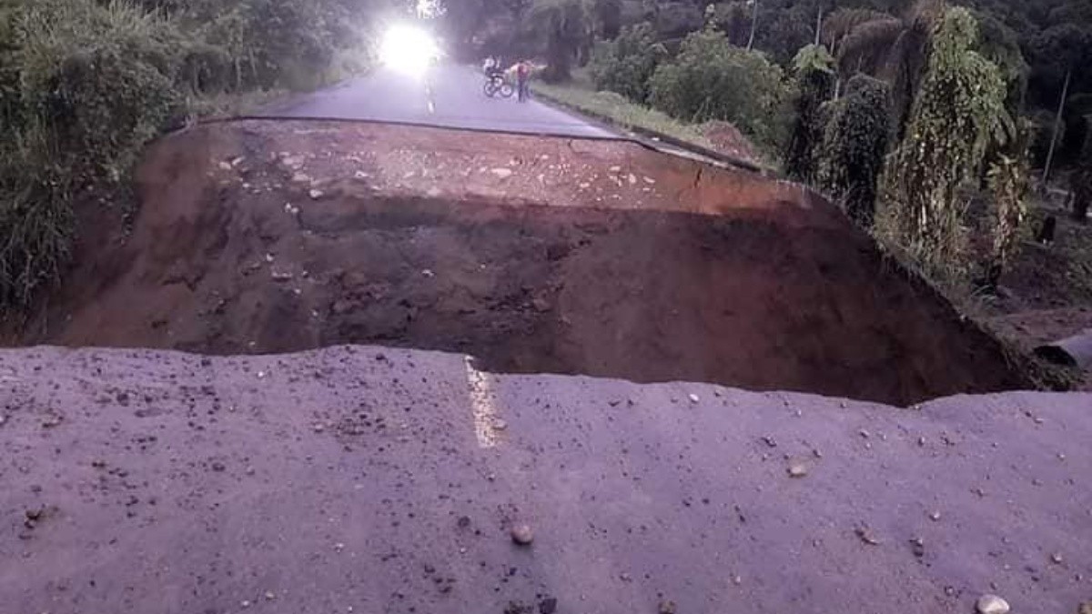 Foto del socavón en el kilómetro 12 de la vía La Concordia- Puerto Nuevo, de la provincia de Santo Domingo de los Tsáchilas. Una ambulancia cayó al precipicio, y su conductor falleció. (Redes sociales)