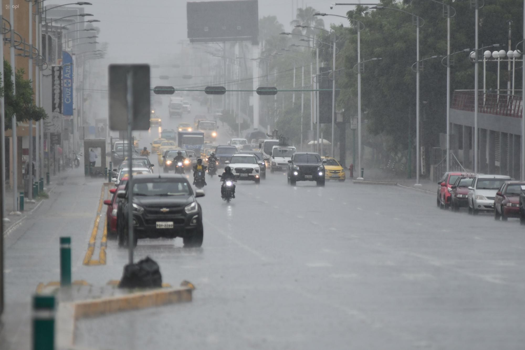 Fuertes lluvias caen en la ciudad de Manta, causando inundaciones y pérdidas materiales. (API / Ariel Ochoa)