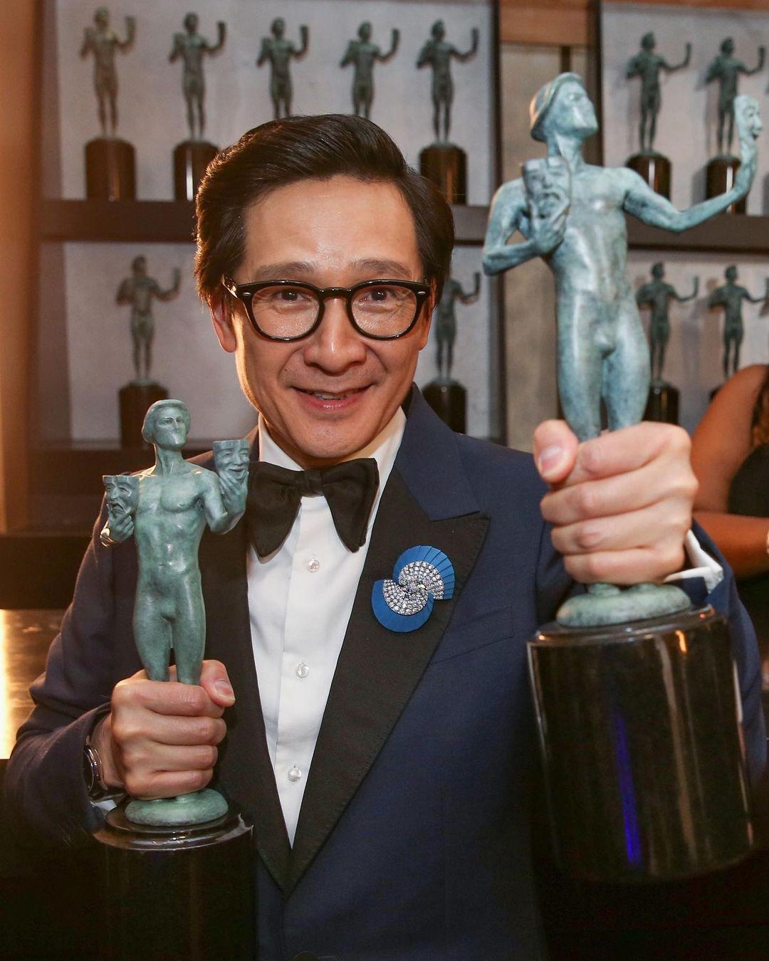 El actor Ke Juy Quan, ganador a la categoría Mejor actor de reparto con la película Todo En Todas Partes Al Mismo Tiempo (Cuenta de Instagram de @sagawards)