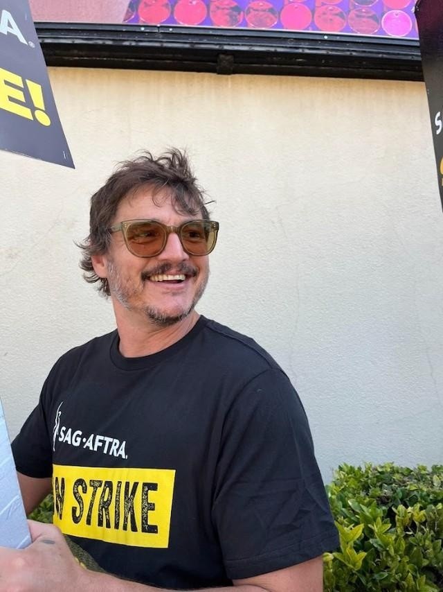 El actor chileno Pedro Pascal durante una de las huelgas del Sindicato de Actores de Cine. (Cuenta de Instagram de @safaftra)