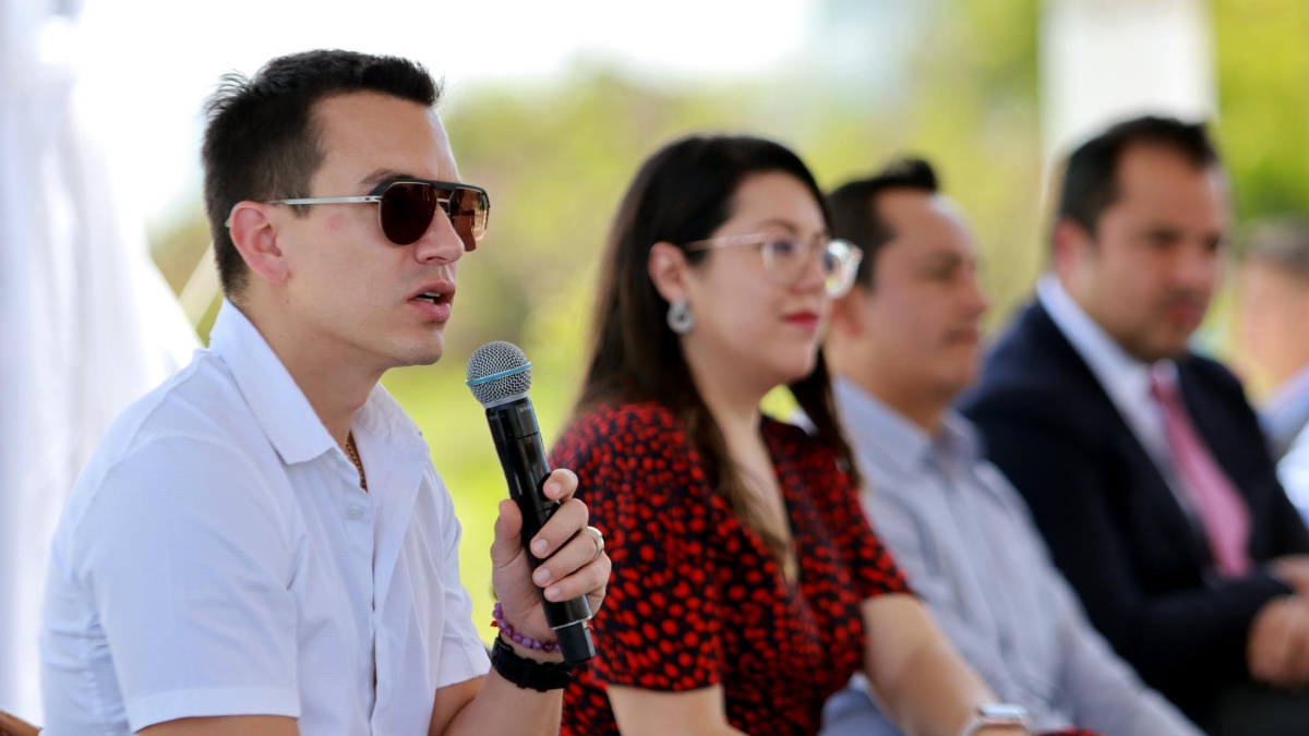 Daniel Noboa (i) mientras habla en la localidad de Salinas. (Presidencia de Ecuador)