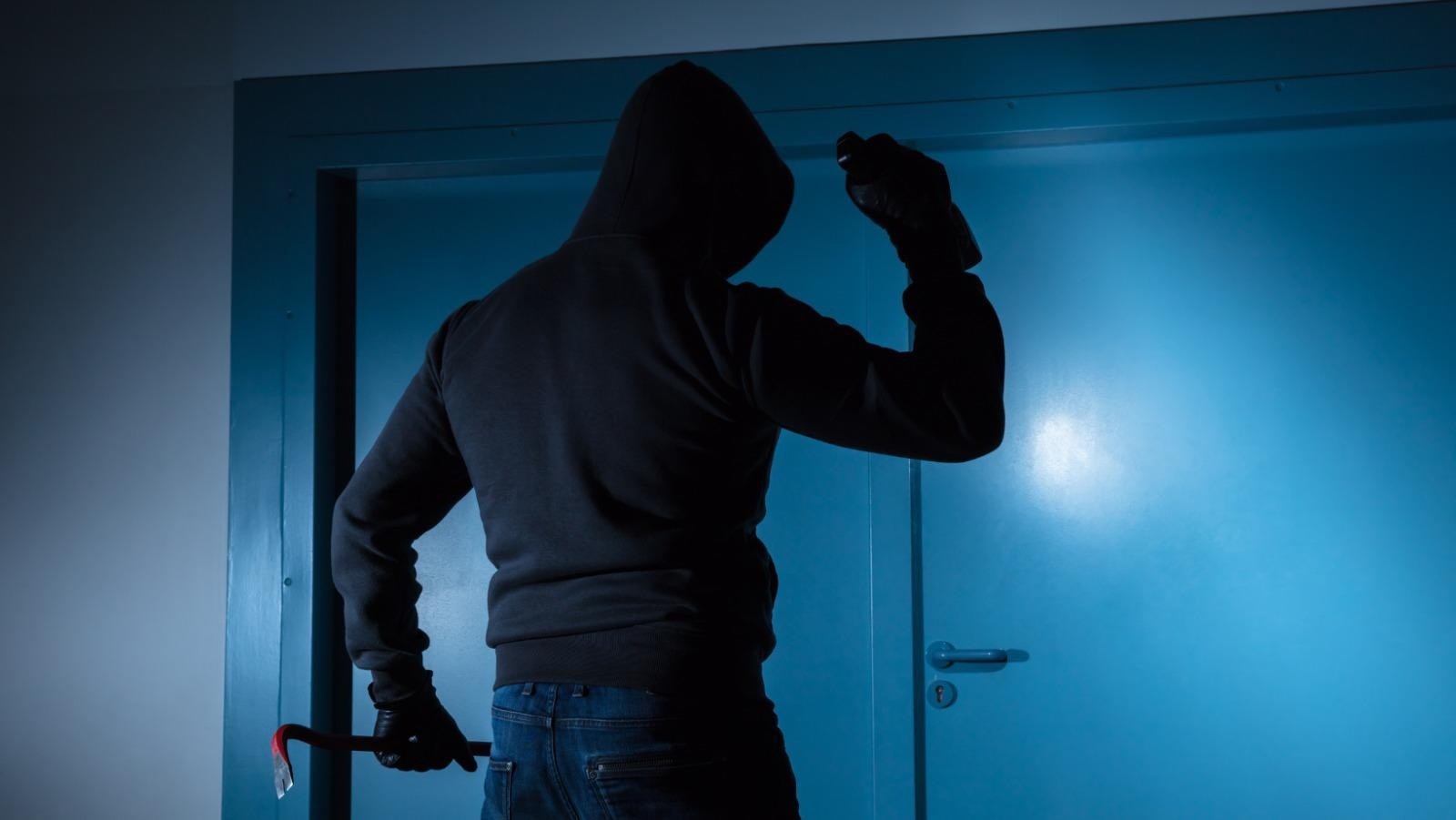 Imagen referencial de un delincuente que trata de ingresar a un local comercial. (Internet)