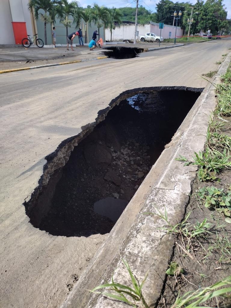 El socavón se extiende en uno de los carriles de la Avenida Cotopaxi. (Foto: Cortesía)